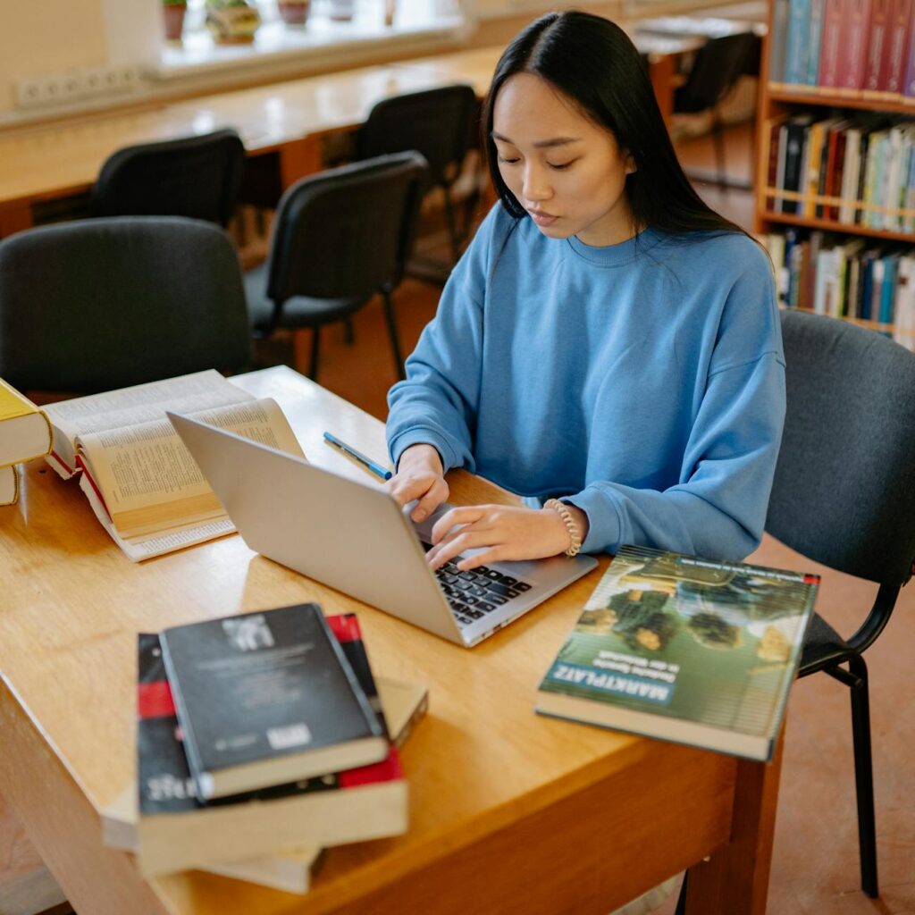 Las mejores plataformas para másters universitarios online 1 pexels photo 8199252 9